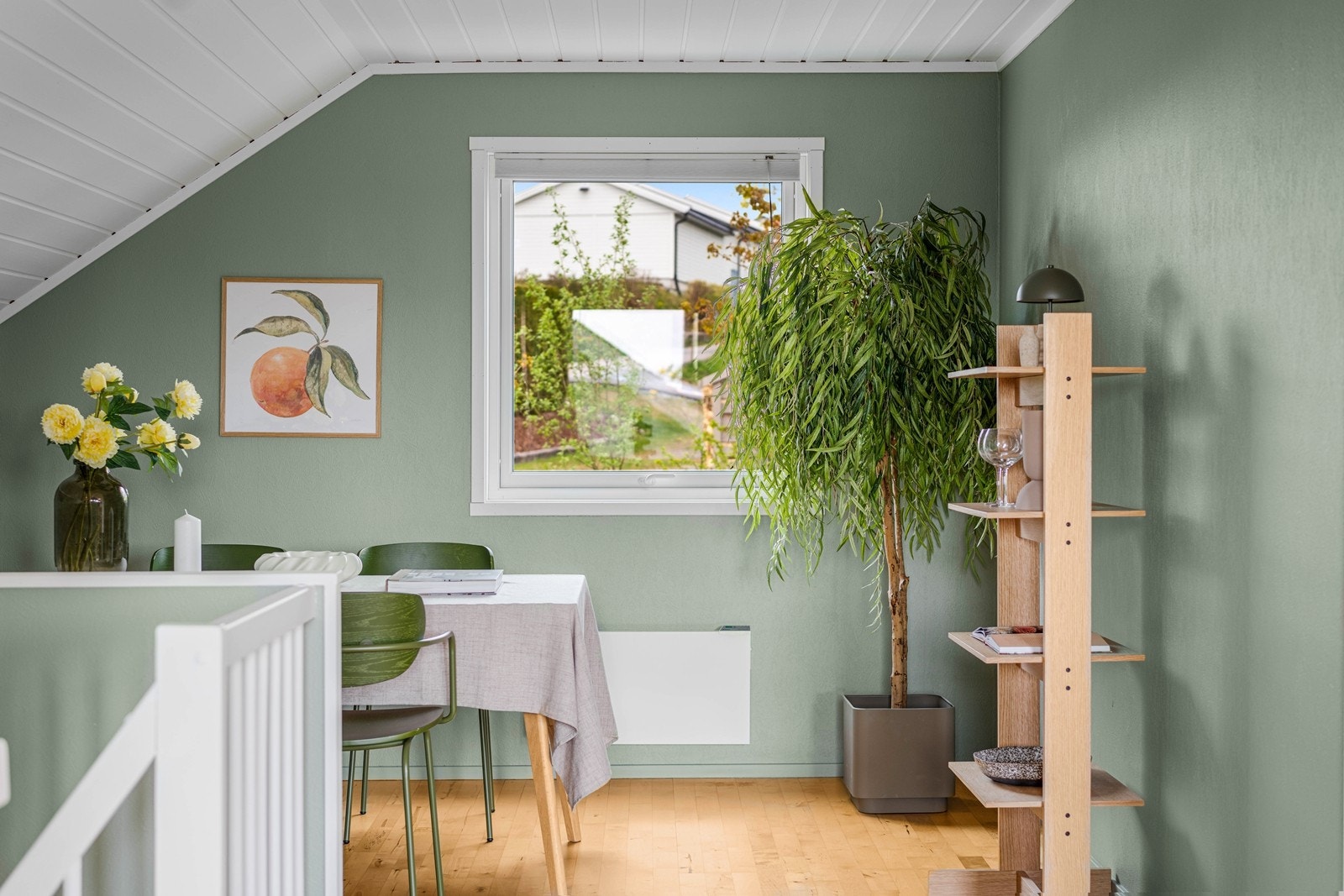 En lys og trivelig krok for måltider, med utsikt fra vinduet. Galleribilde