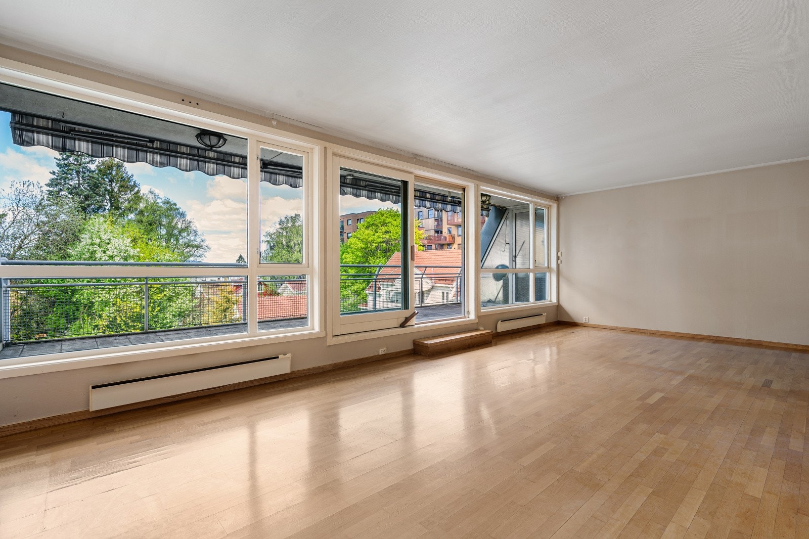 Store vindusflater slipper inn rikelig med dagslys. Galleribilde