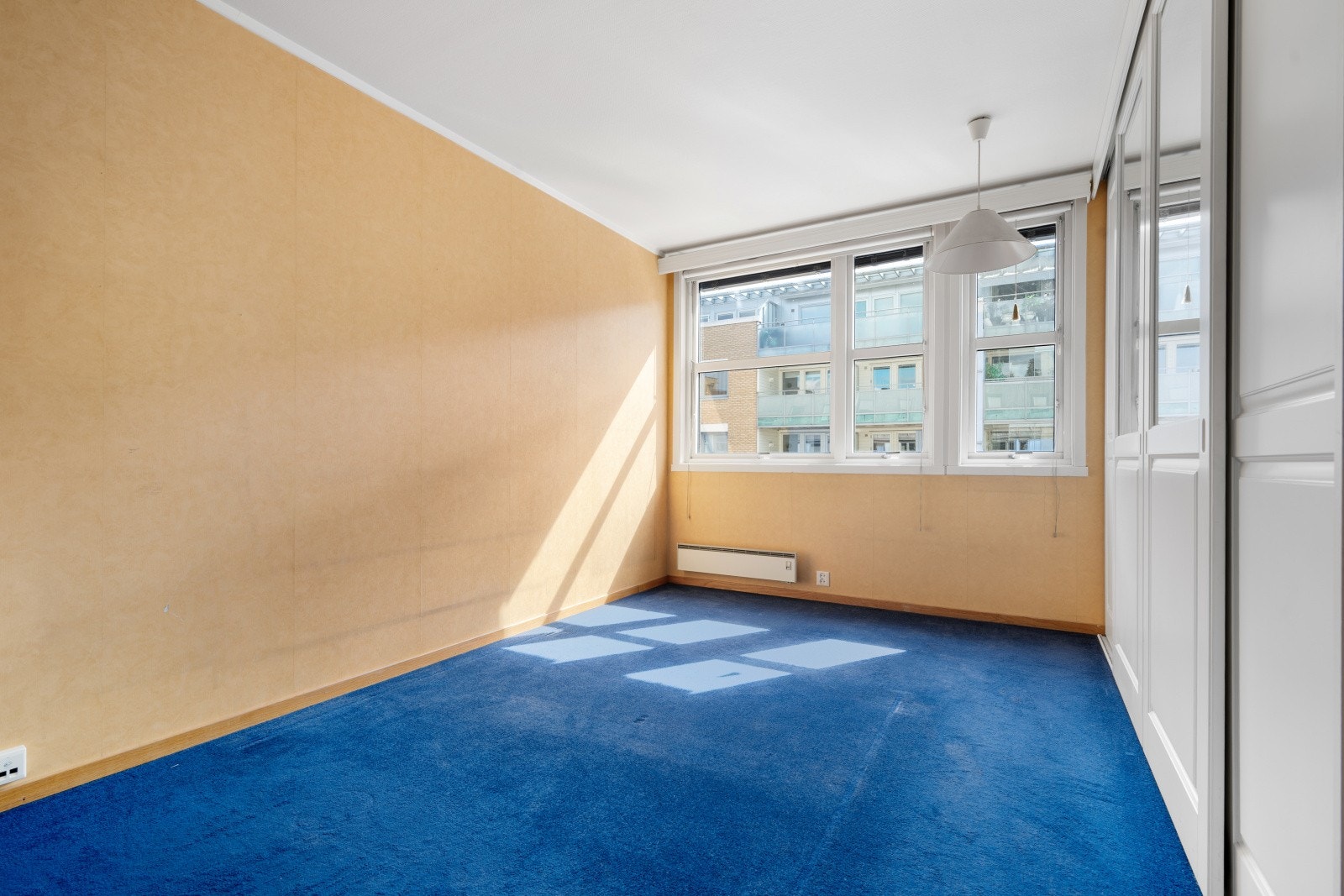 Soverommet har teppebelagt gulv og malte platevegger. Galleribilde