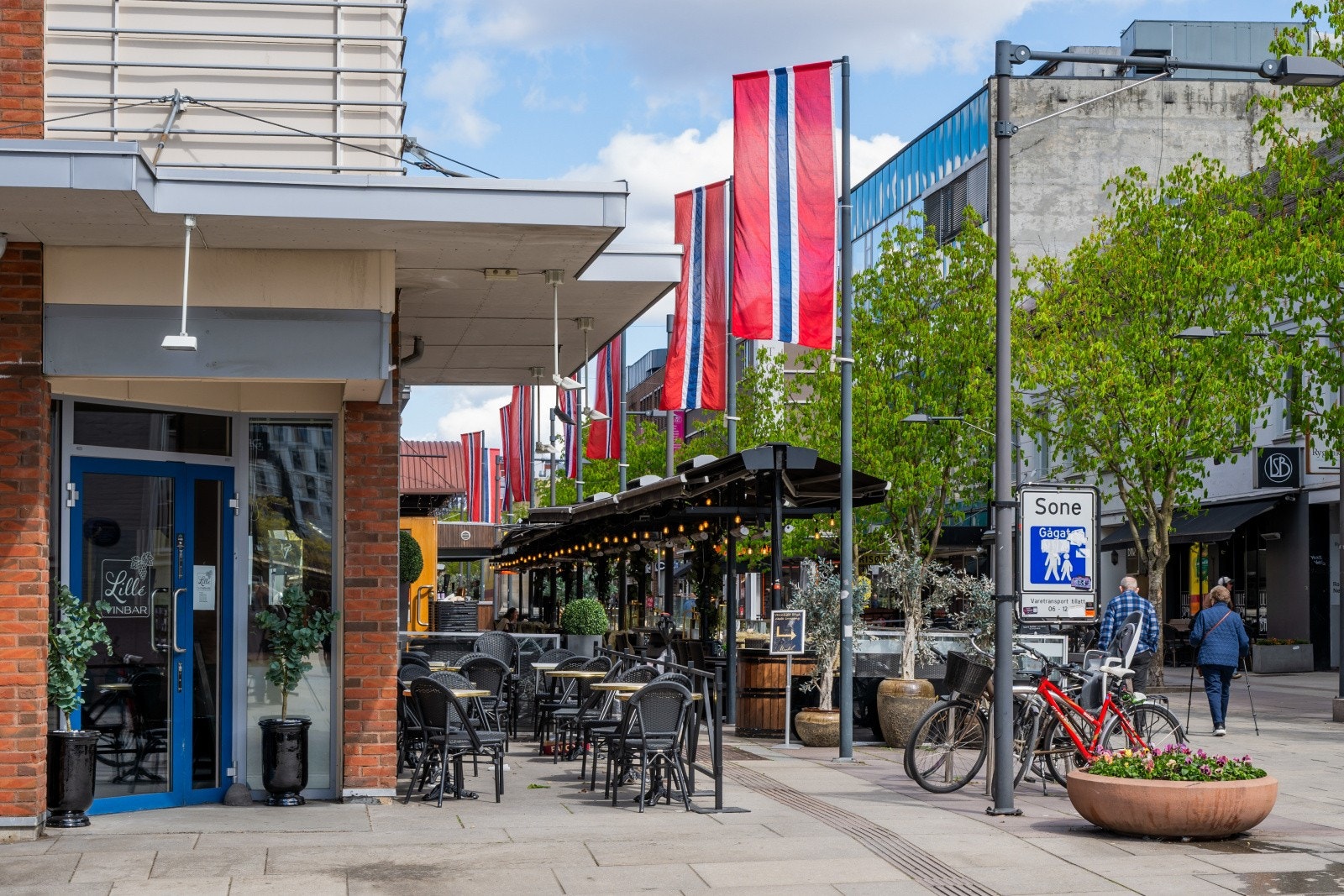Lillestrøm Torv kjøpesenter med et bredt utvalg av butikker og serveringssteder ligger ca. 3 minutter til fots fra leiligheten. Galleribilde