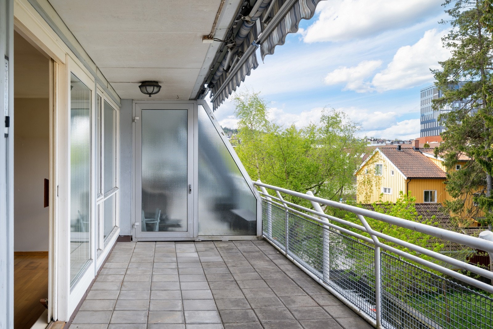 Balkongen har betongdekke med heller og et rekkverk i stål. Galleribilde