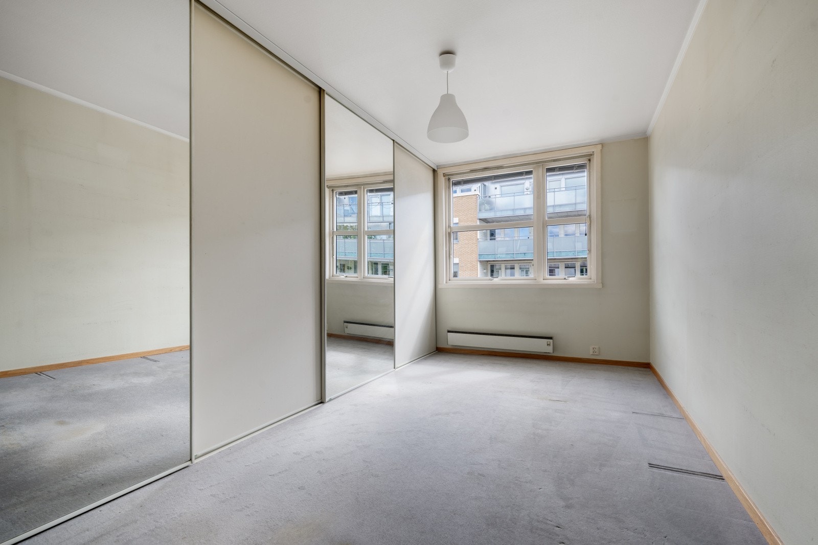 Rommet har teppe på gulvet og gode muligheter for oppbevaring i skyvedørsgarderobe. Galleribilde
