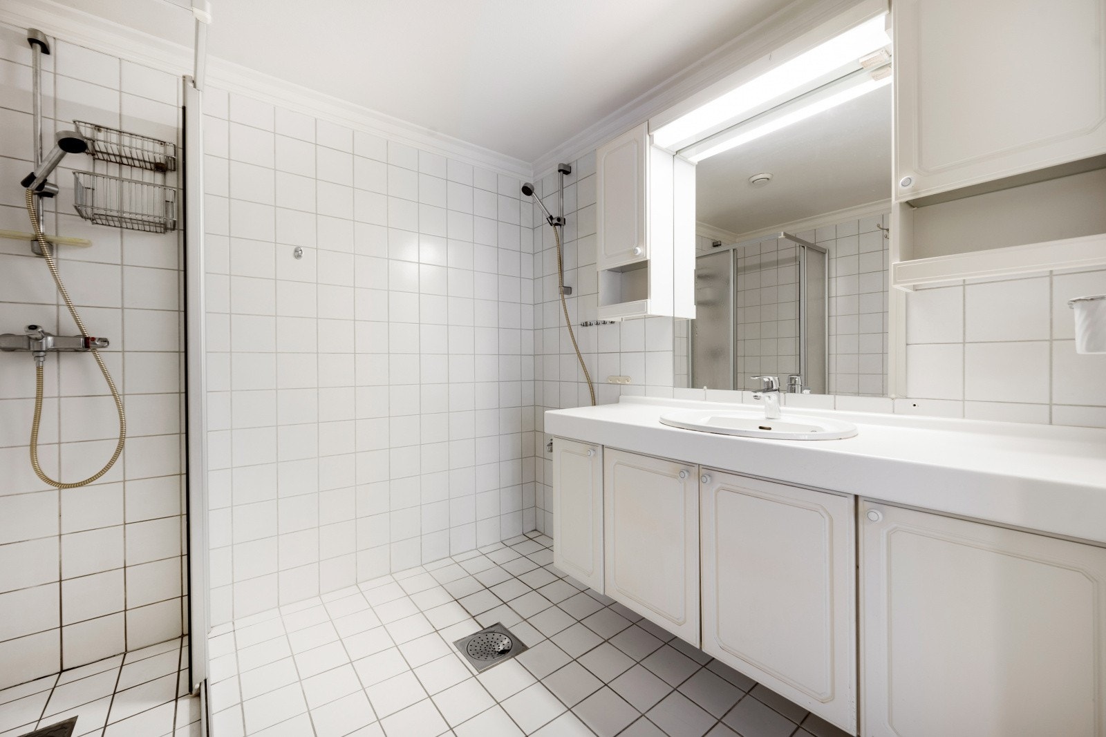 Det er elektriske varmekabler i gulvet på badet. Galleribilde
