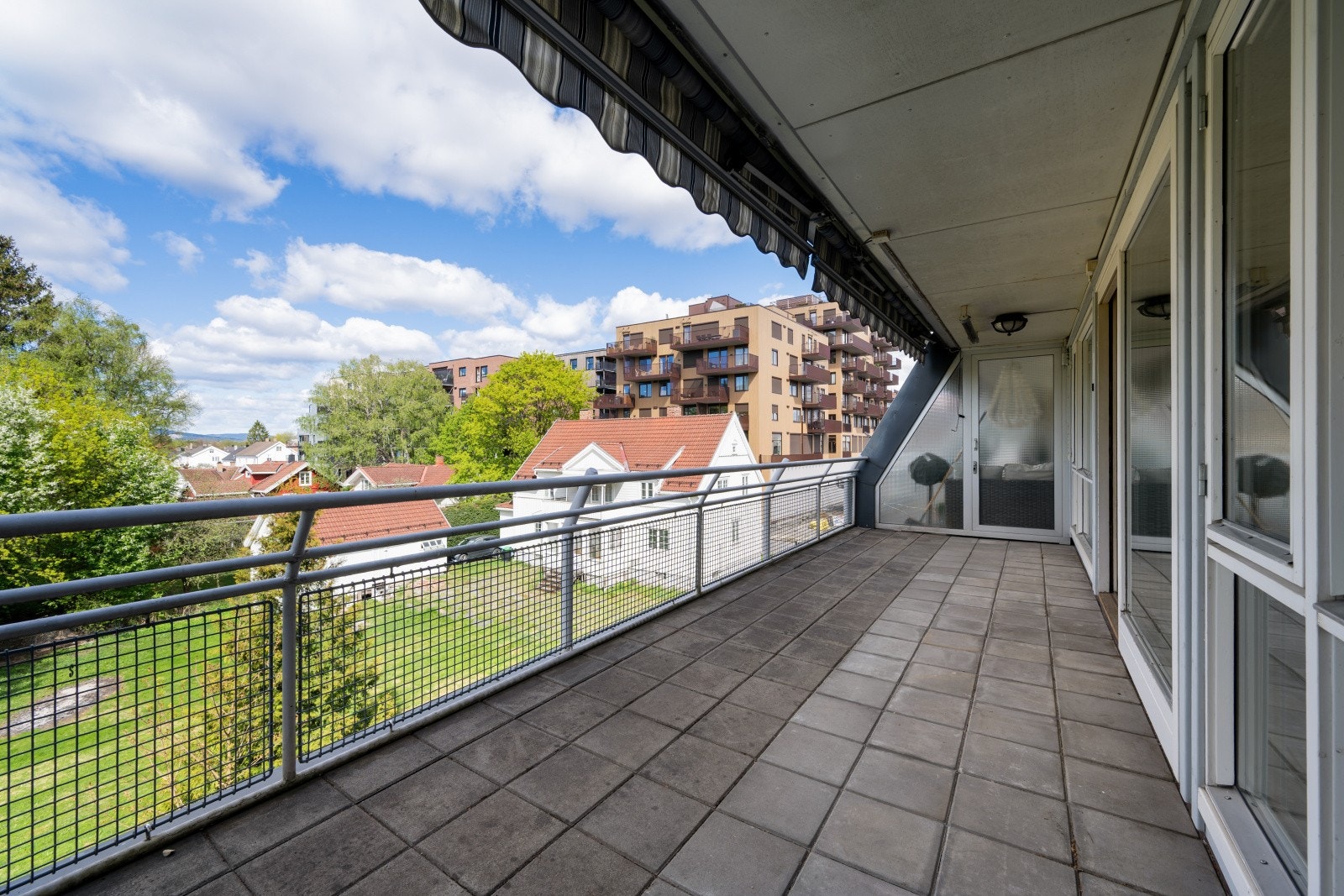 Her er det rikelig med plass for å skape en hyggelig uteplass. Galleribilde