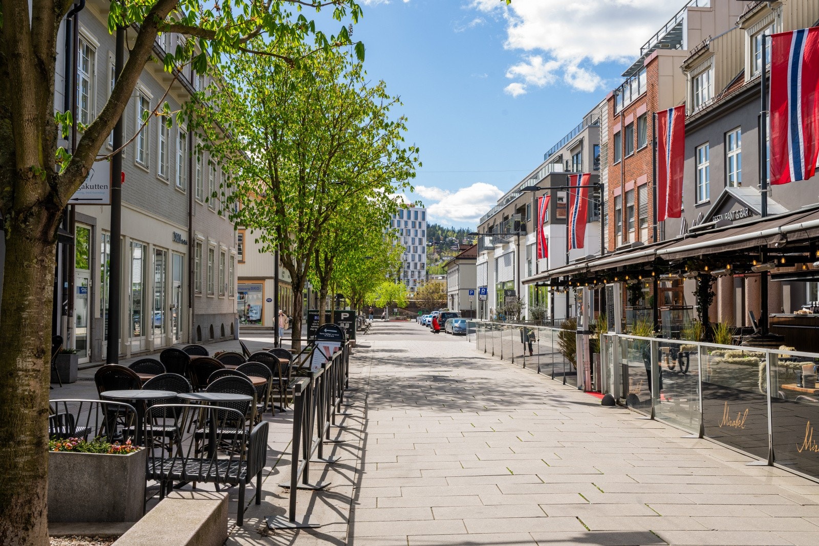 Området byr på et levende bymiljø med kafeer og restauranter. Galleribilde