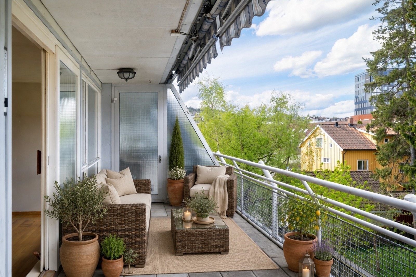 Fra stuen er det utgang til en romslig balkong på 16 m² med god plass til utemøbler. (Bildet er kun en illustrasjon). Galleribilde