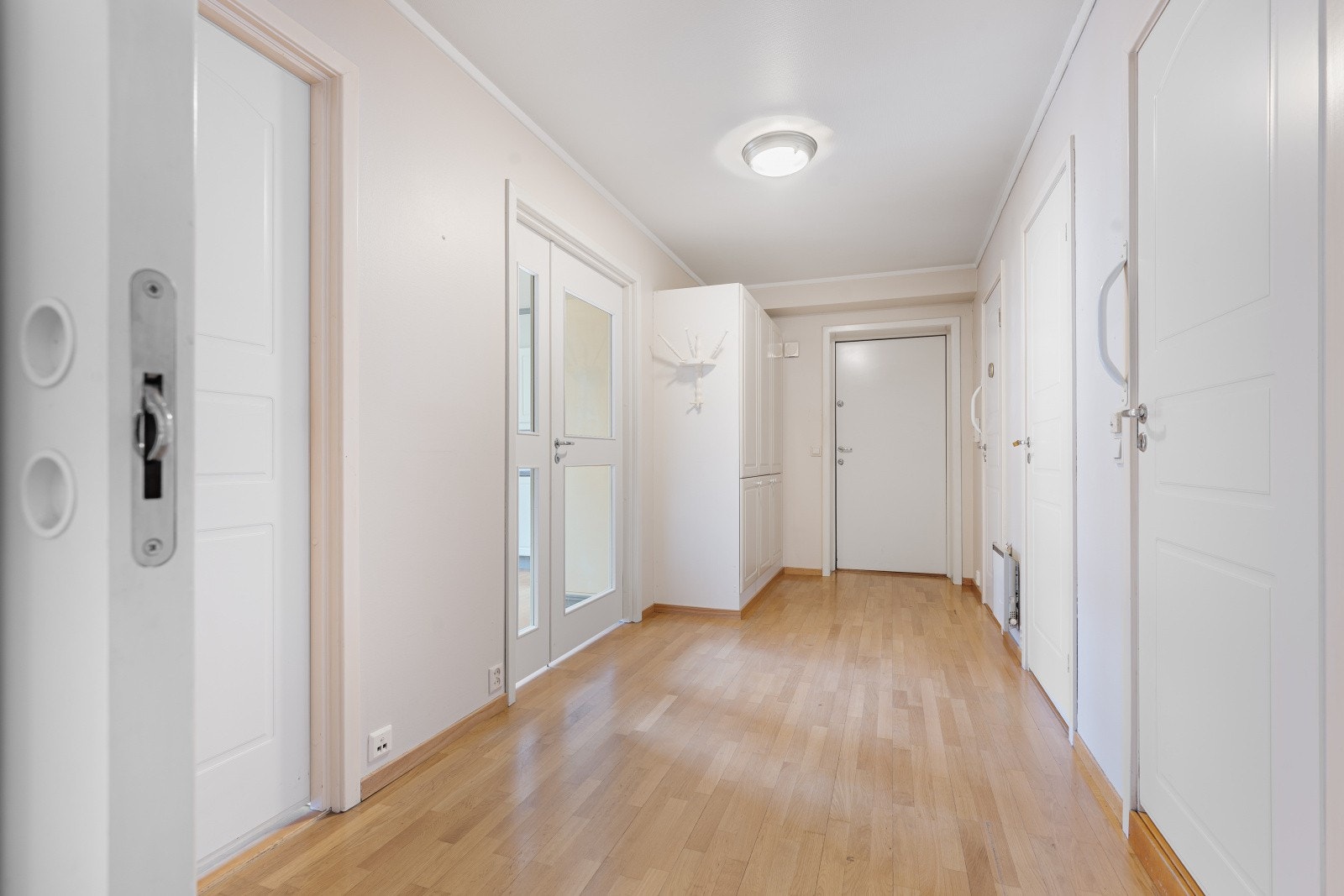 En romslig entré ønsker velkommen og har god plass til garderobeløsninger. Galleribilde