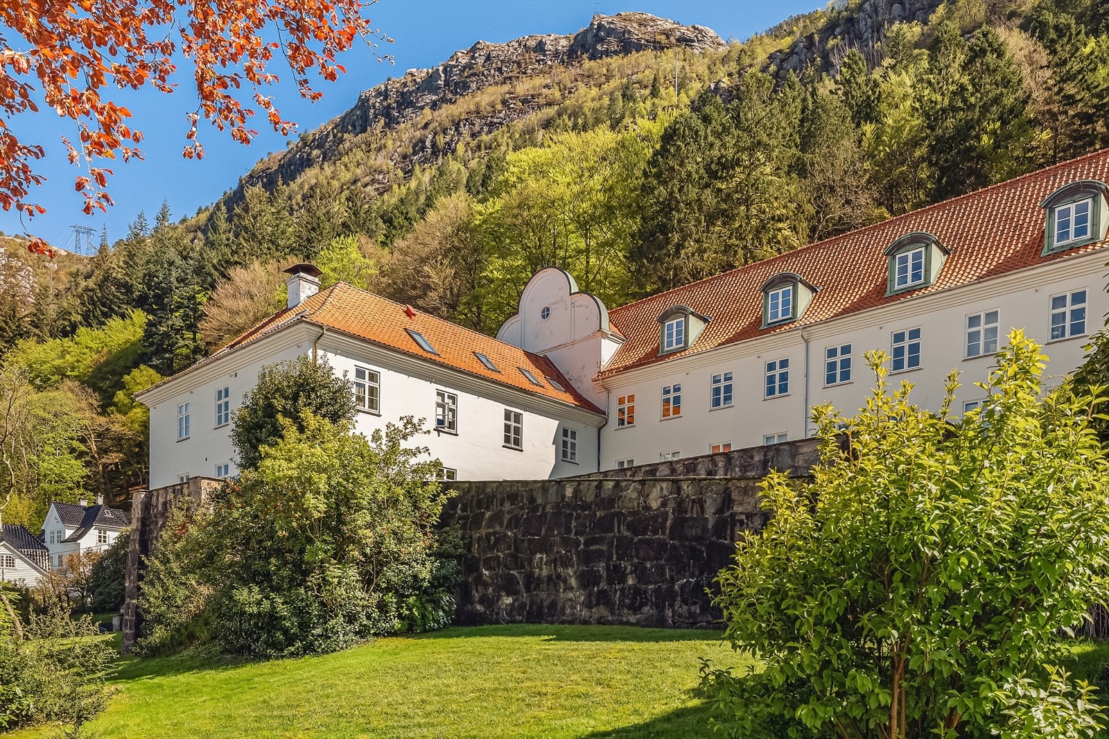 - Bygget ble oppført i 1929 som boligformål til Bergen Maskinistforening og er tegnet av den kjente arkitekten Ole Landmark - Galleribilde