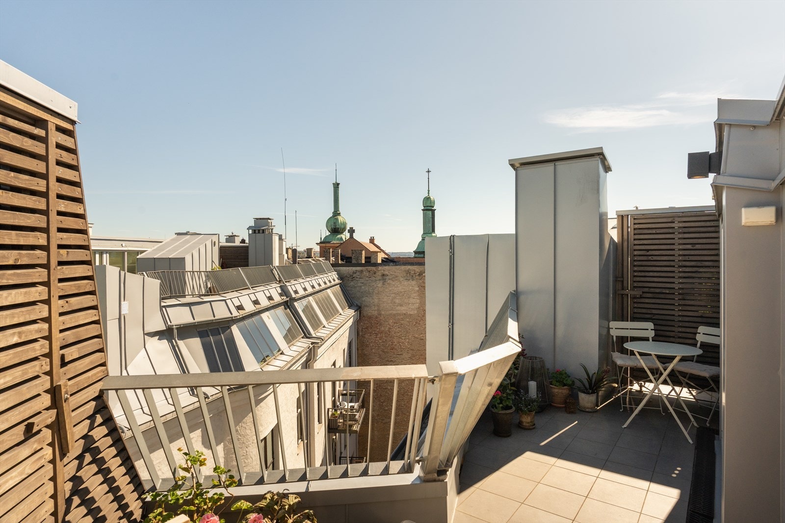 Lekker takterrasse på ca. 7 kvm hvor kan man nyte morgen og formiddagssol i fred og ro Galleribilde