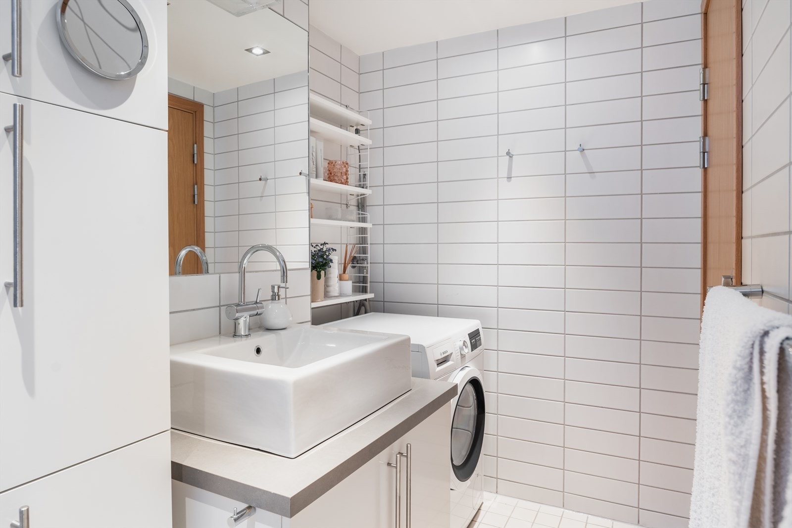 Pent flislagt bad med downlights og gulvvarme Galleribilde