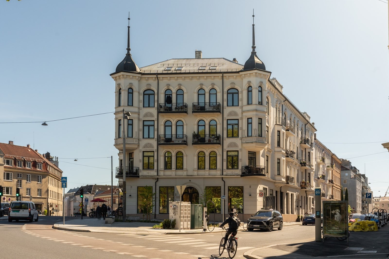 Gården Ullevålsveien 47 eller "Tårnbygget" som det kalles, har en meget rikt utsmykket fasade og er et landemerke på St. Hanshaugen med sine doble spir Galleribilde