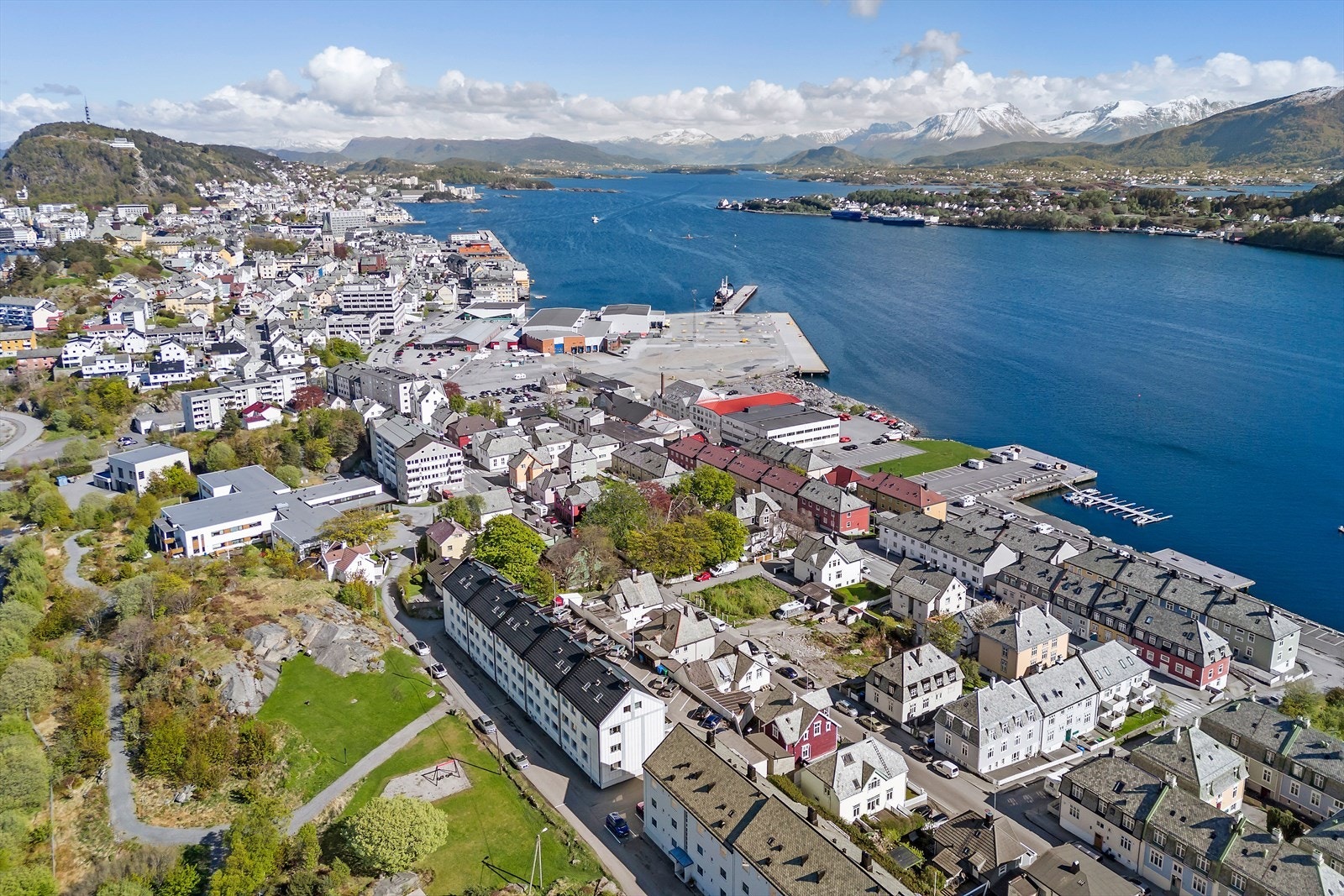 På Storhaugen er det gode muligheter for en liten luftetur med fabelaktig utsikt, mens på Hessa er Sukkertoppen et nydelig turmål med like nydelig utsikt. Galleribilde