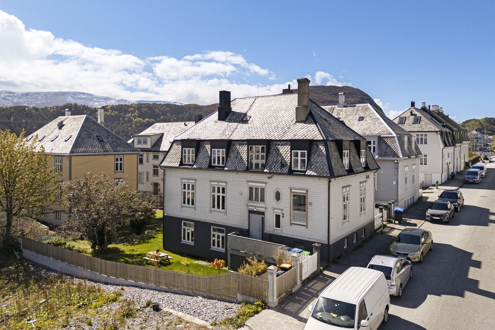 I Steinvågvegen bor du litt utenfor bykjernen, men også med nærhet til flotte turområder med varierende helling. Galleribilde