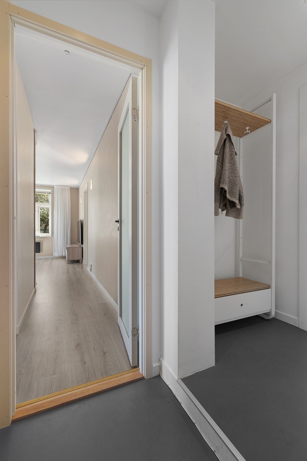 Vi kommer inn i en entré hvor vi henger fra oss yttertøyet og plasserer skoene. Galleribilde