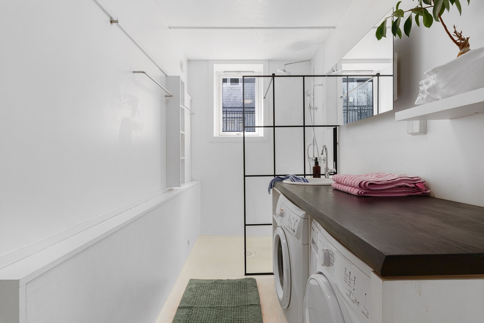 Det romslige badet har alt du trenger! Galleribilde
