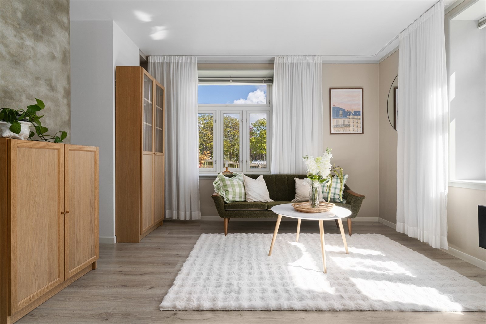 Leiligheten er malt i lyse farger og har lyst laminatgulv fra 2021. Galleribilde