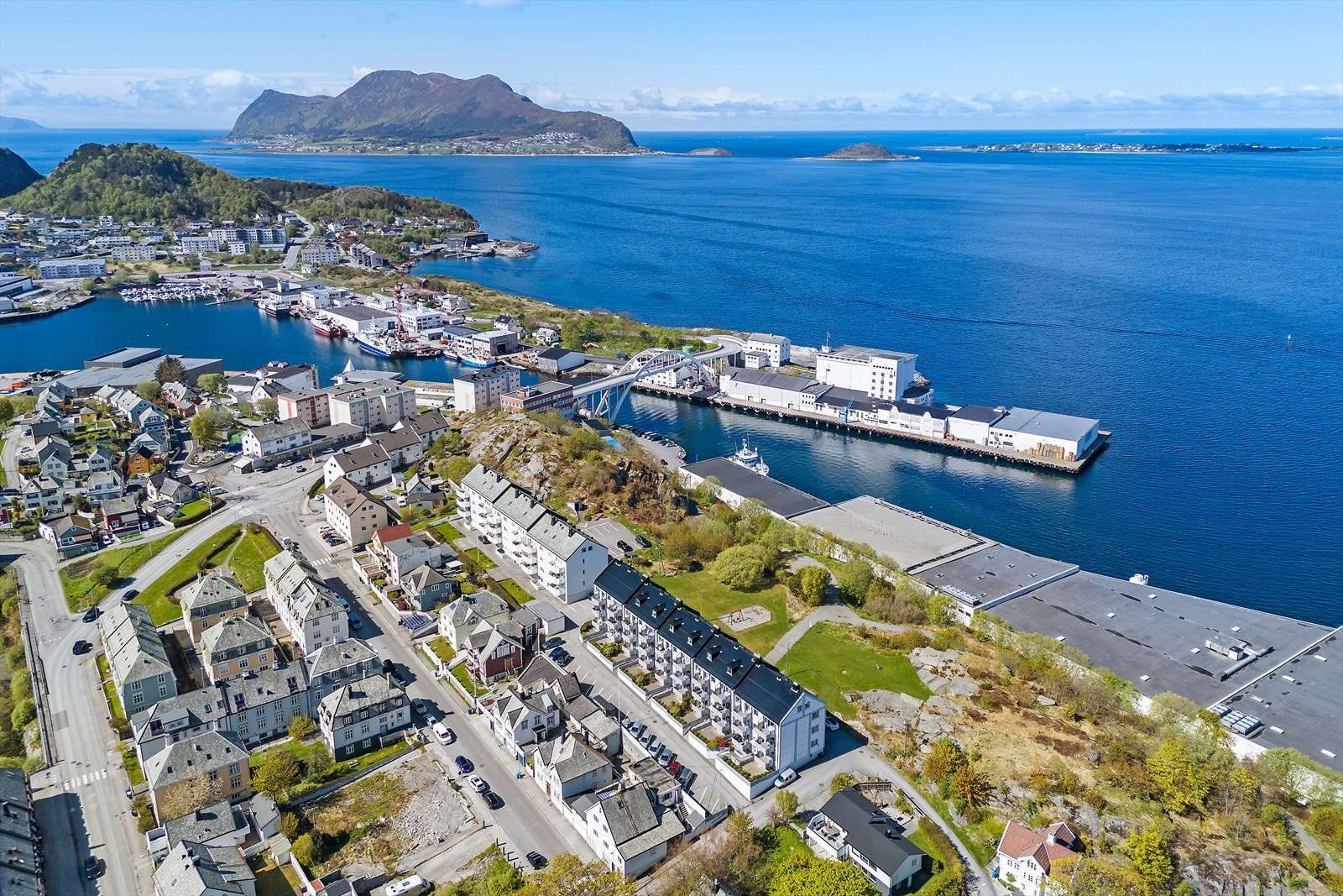 Dersom kjøkkenet mangler råvarer er det ca. 100 meter til Bunnpris Broa. Galleribilde