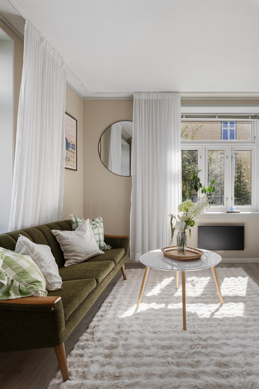 De store vindusflatene gir rikelig med naturlig lysinnslipp. Galleribilde