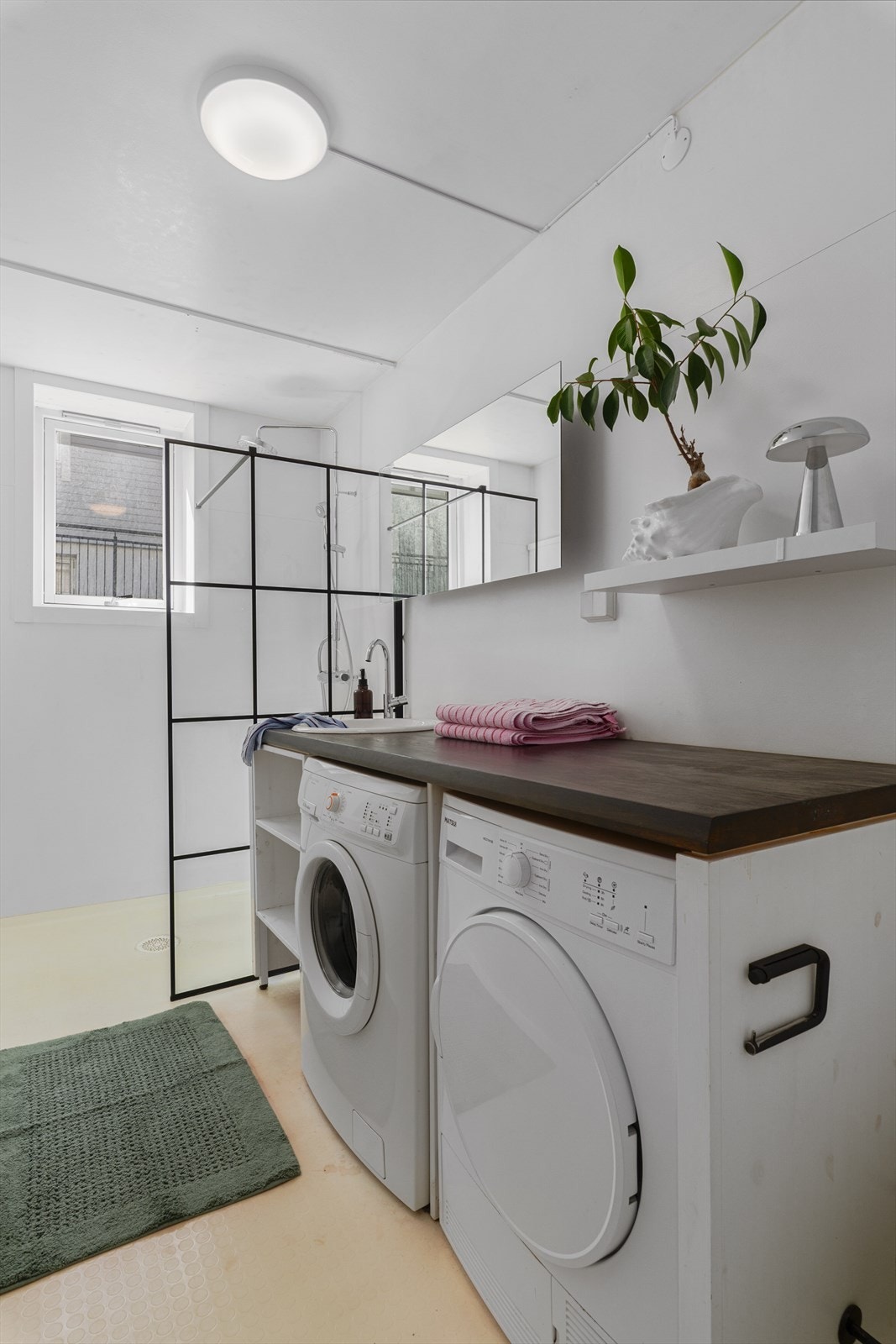 - i tillegg er det en smart benkeplate med nedfelt servant, og plass til vaskemaskin og tørketrommel under. Galleribilde