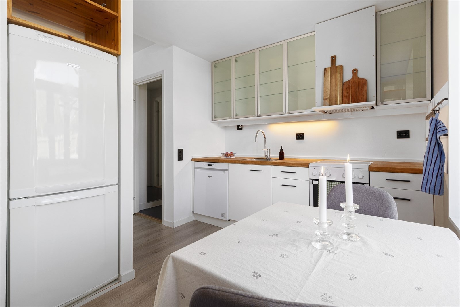 Det er plass til et lite frokostbord på kjøkkenet. Galleribilde