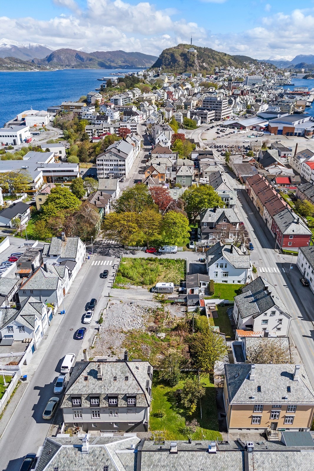 Trasker man videre over den velkjente Hellebroa finner man ytterligere spisesteder som Le Sund, Bryt, Zuuma, XL diner, Happy Elefante, Polarbjørn m.fl. Galleribilde
