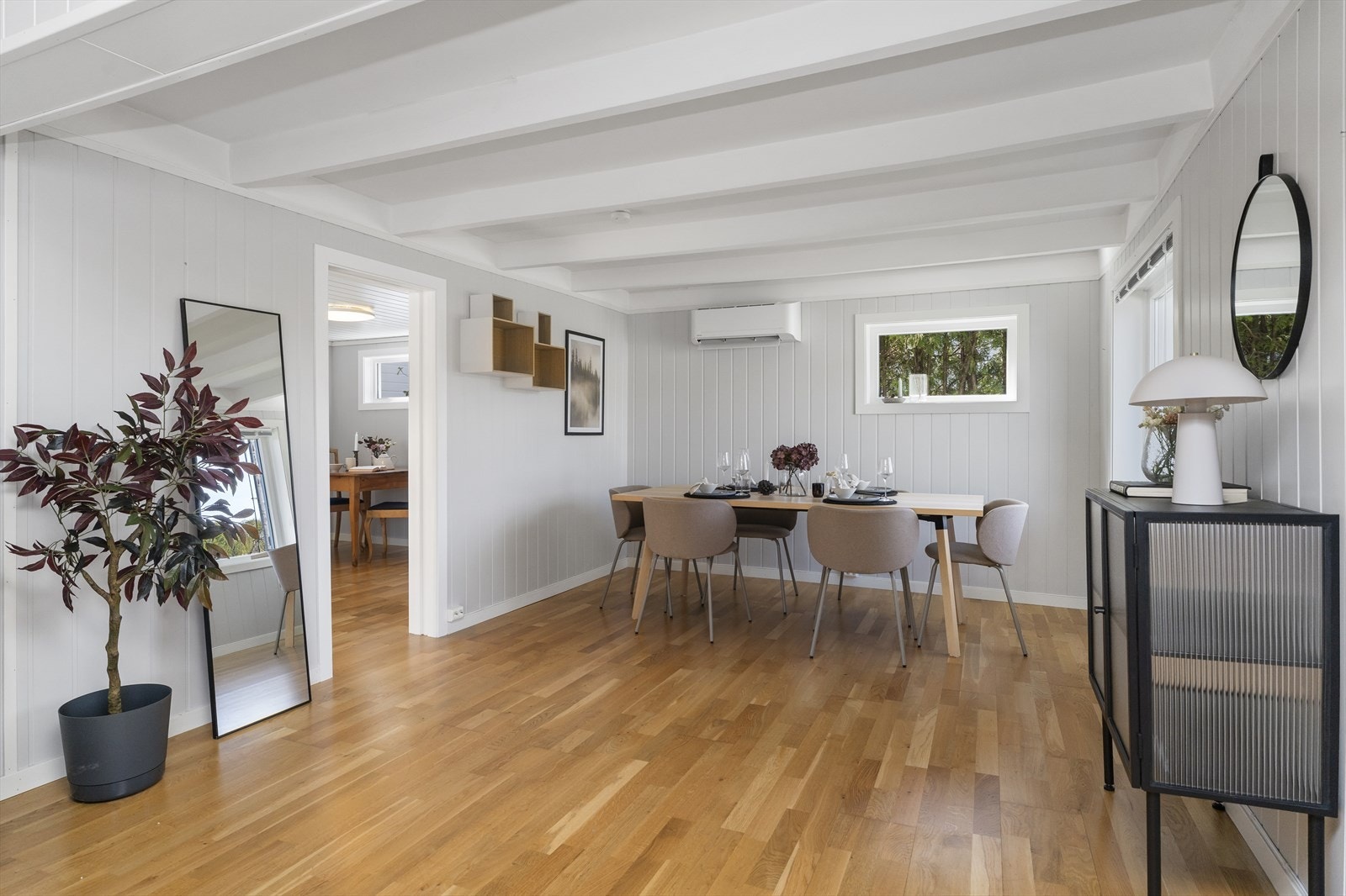 Spisestuen har god plass til langbord og hyggelige sammenkomster Galleribilde