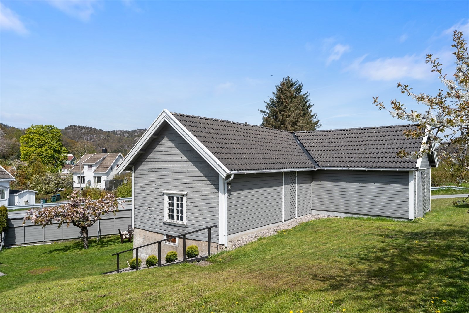 Romslig uthus med god plass til lagring eller hobbyaktiviteter Galleribilde