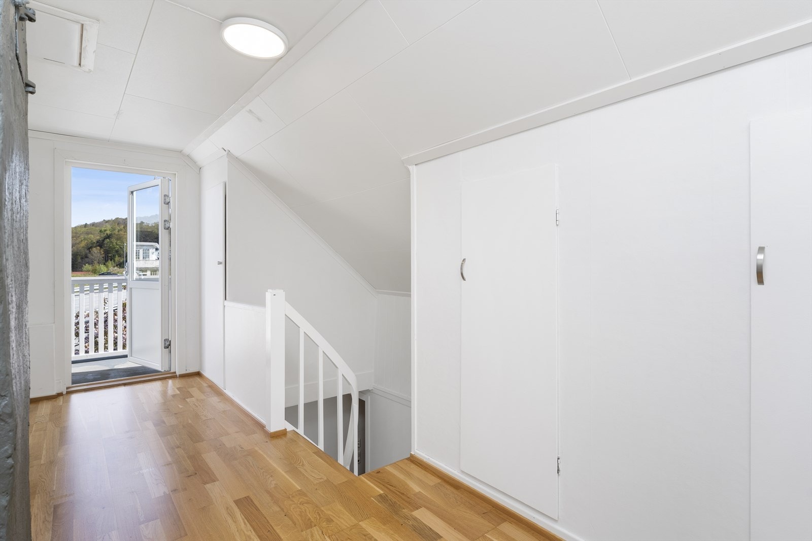 Loftsgang med innebygde skap og utgang til balkong Galleribilde