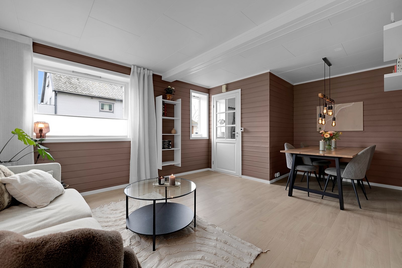Leilighetens oppholdsrom har en praktisk løsning med god plass til både sofa og spisegruppe. Nyere gulv med gulvvarme. Galleribilde