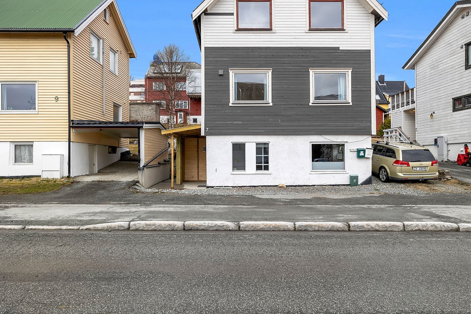 Leiligheten har et praktisk takoverbygg ved inngangsparti som skjermer for snø og nedbør. Galleribilde