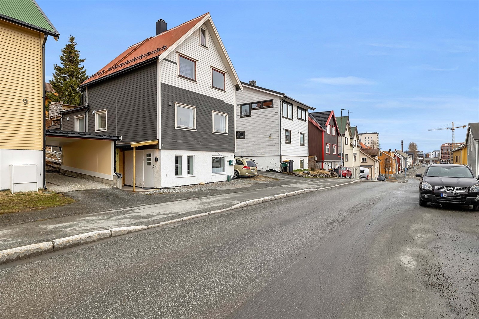 Sentral beliggenhet. Kun kort gangavstand til sentrum. Bussholdeplasser med hyppige bussavganger i umiddelbar nærhet. Galleribilde
