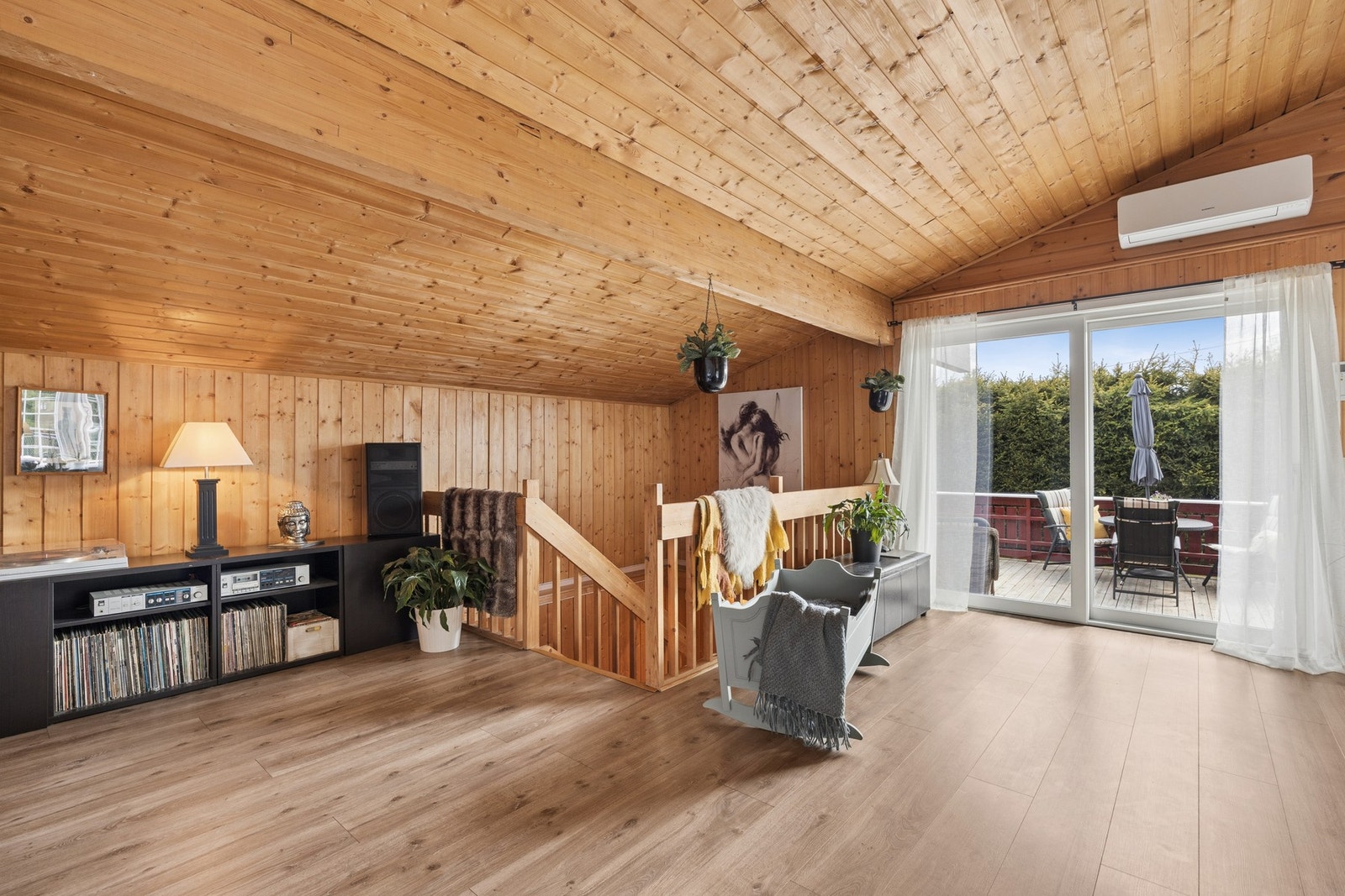 Det er det utgang til boligens romslige terrasse og uteområde fra begge stuene. Galleribilde