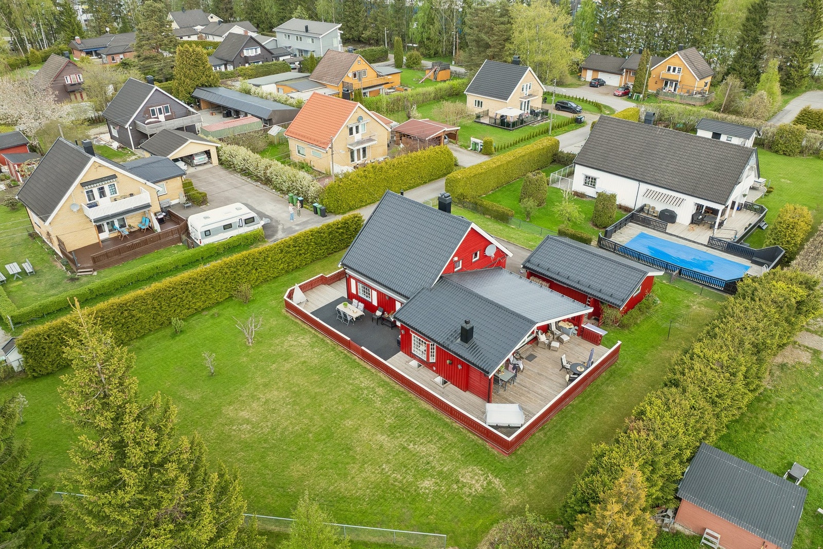 Uteområdet passer perfekt for barnefamilier, hageentusiaster eller deg som ønsker god boltreplass rundt boligen. Galleribilde