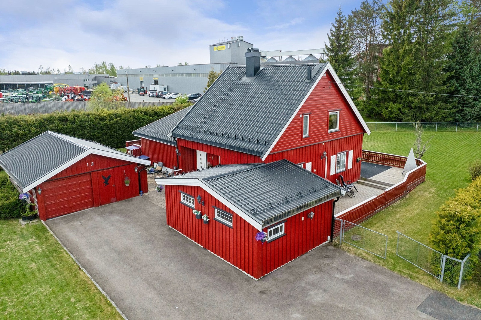 Eiendommen garasje og gode parkeringsmuligheter på egen tomt, noe som gjør hverdagen både enkel og praktisk. Galleribilde