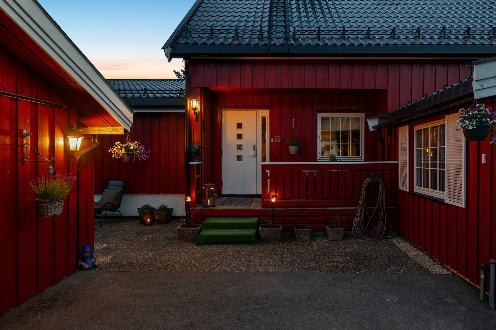 Boligen har en pen og opparbeidet tomt med herlige solforhold. Galleribilde