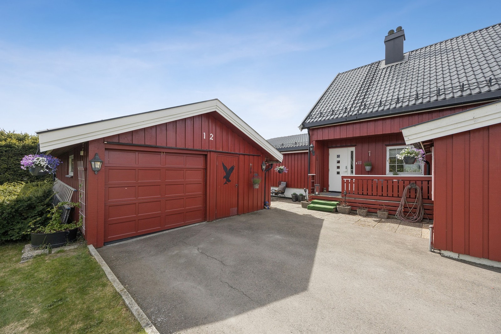 Boligen ønsker deg velkommen med en pen opparbeidet tomt med egen garasjeplass og masse parkeringsmuligheter. Galleribilde