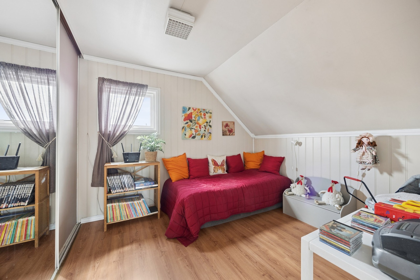 Soverom nr. 3 er av god størrelse og har skyvedørsgarderobe for gode oppbevaringsmuligheter. m Galleribilde