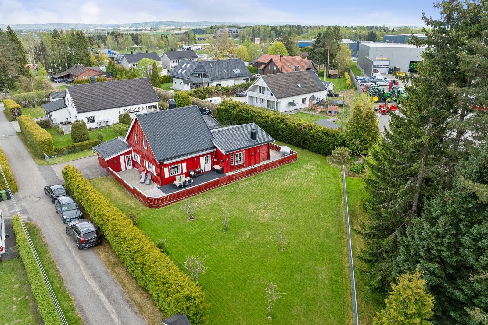Fra eiendommen er det enkel tilgang til Kløfta sentrum, hvor man finner et godt utvalg av butikker, dagligvare, serveringssteder og øvrige servicetilbud. Galleribilde