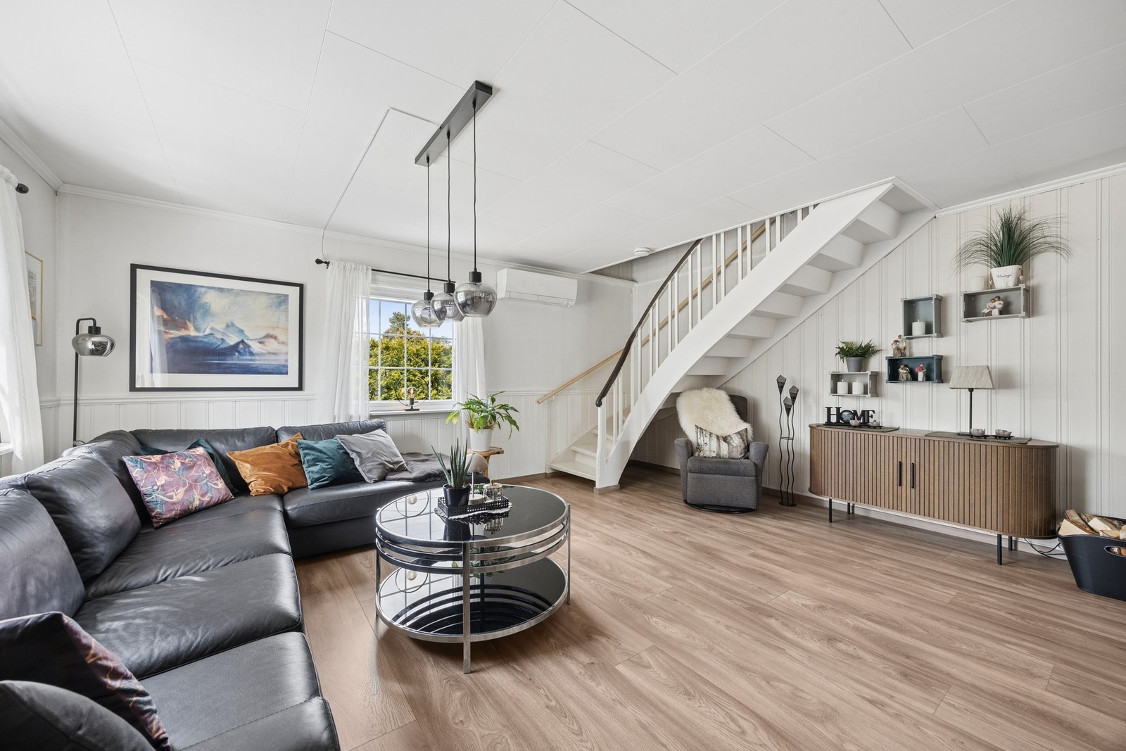 Fra entré/gang er det tilgang til boligens 2 romslige stuer. Galleribilde