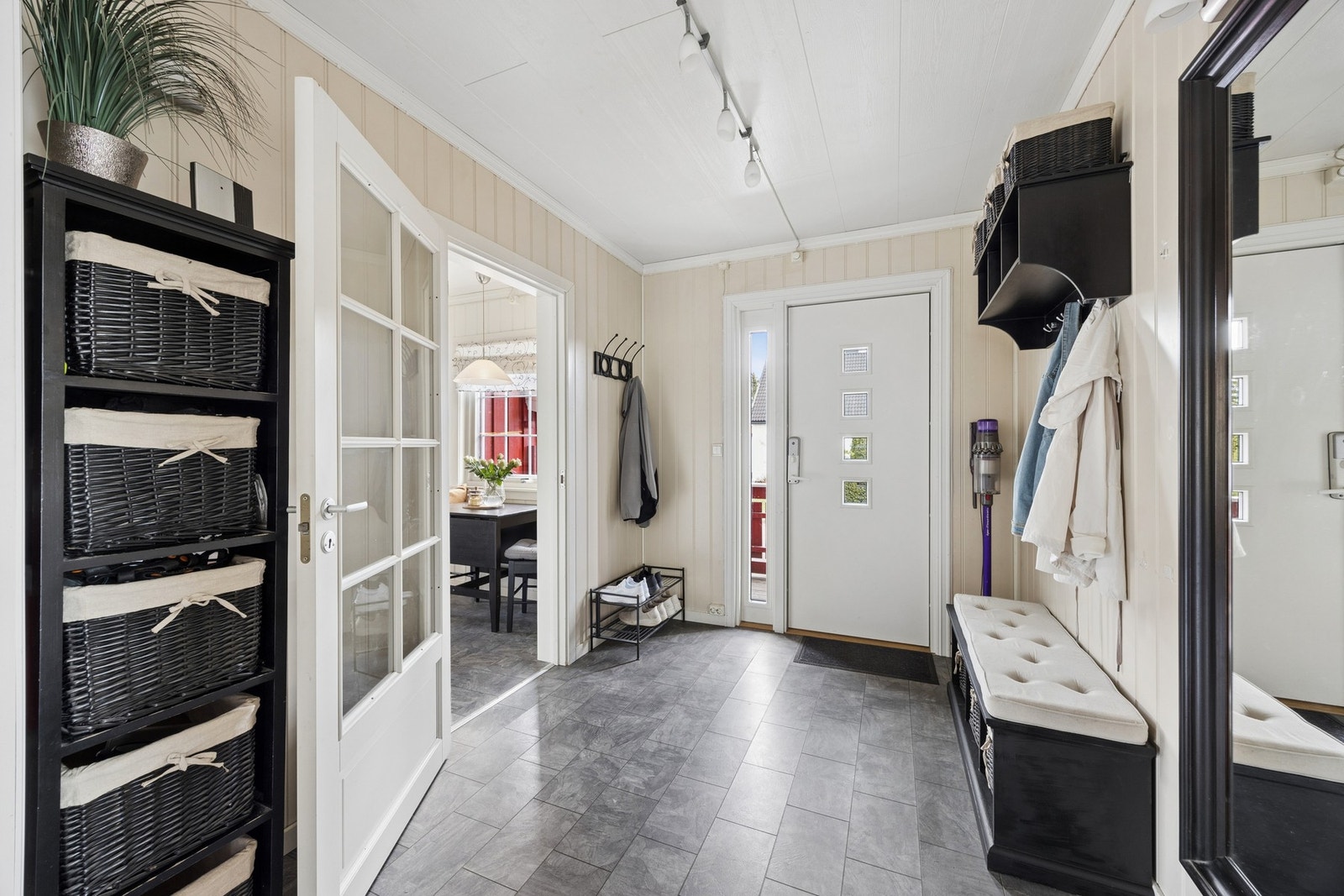 Boligens entré er praktisk og innbydende, med plass til garderobeløsning som rommer yttertøy og sko. Galleribilde