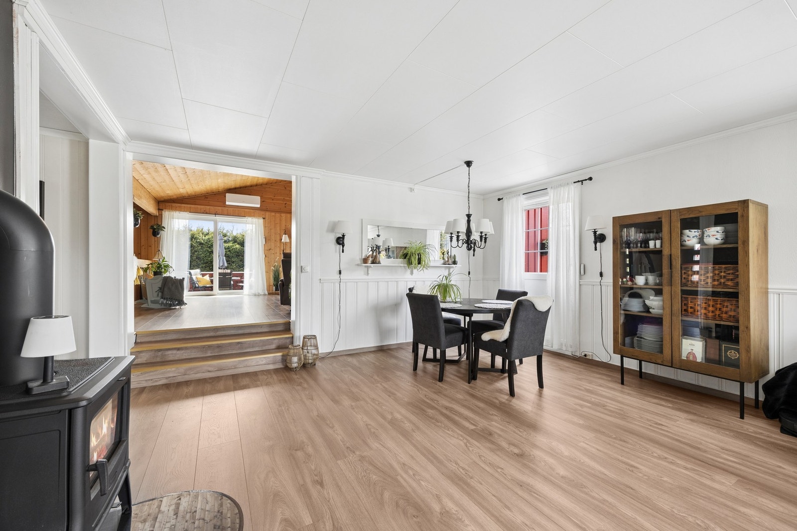 Stue nr. 1 har god plass til spiseplass som gir rom for hyggelige sammenkomster. Galleribilde