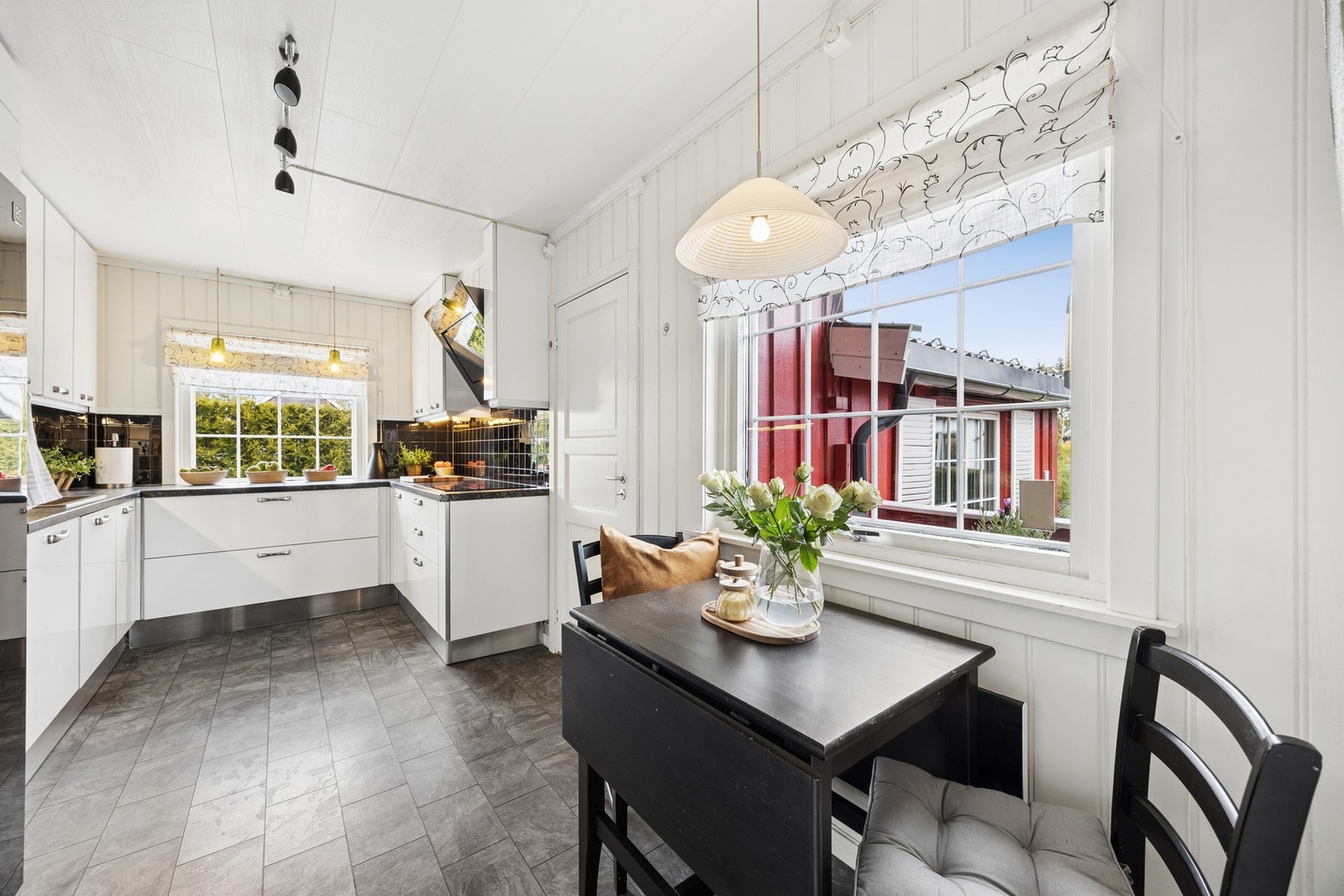 Kjøkkenet er romslig og funksjonelt, med god plass til en mindre sittegruppe. Galleribilde