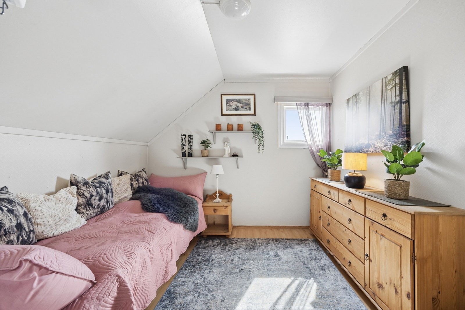 Soverom nr. 2 egner seg godt som barnerom, gjesterom eller hjemmekontor. Galleribilde