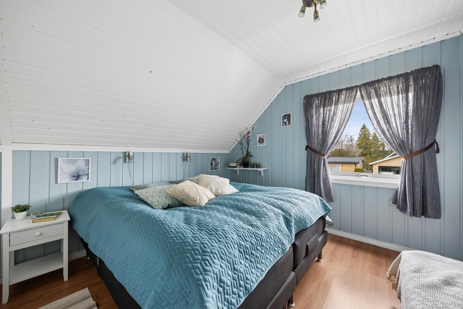 Hovedsoverommet har god plass til dobbeltseng og er utstyrt med walk-in closet, som gir svært gode oppbevaringsmuligheter Galleribilde