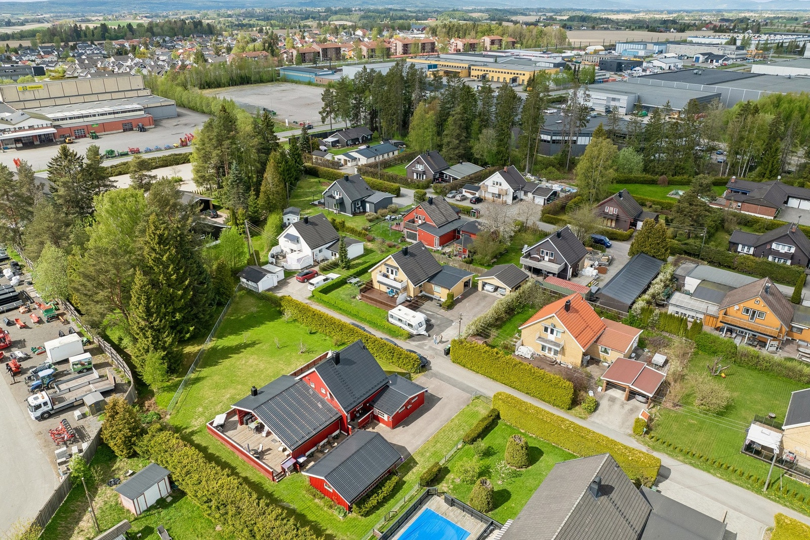 Boligen har en rolig og tilbaketrukket beliggenhet i et etablert boligområde, skjermet fra gjennomgangstrafikk og med en privat atmosfære. Galleribilde
