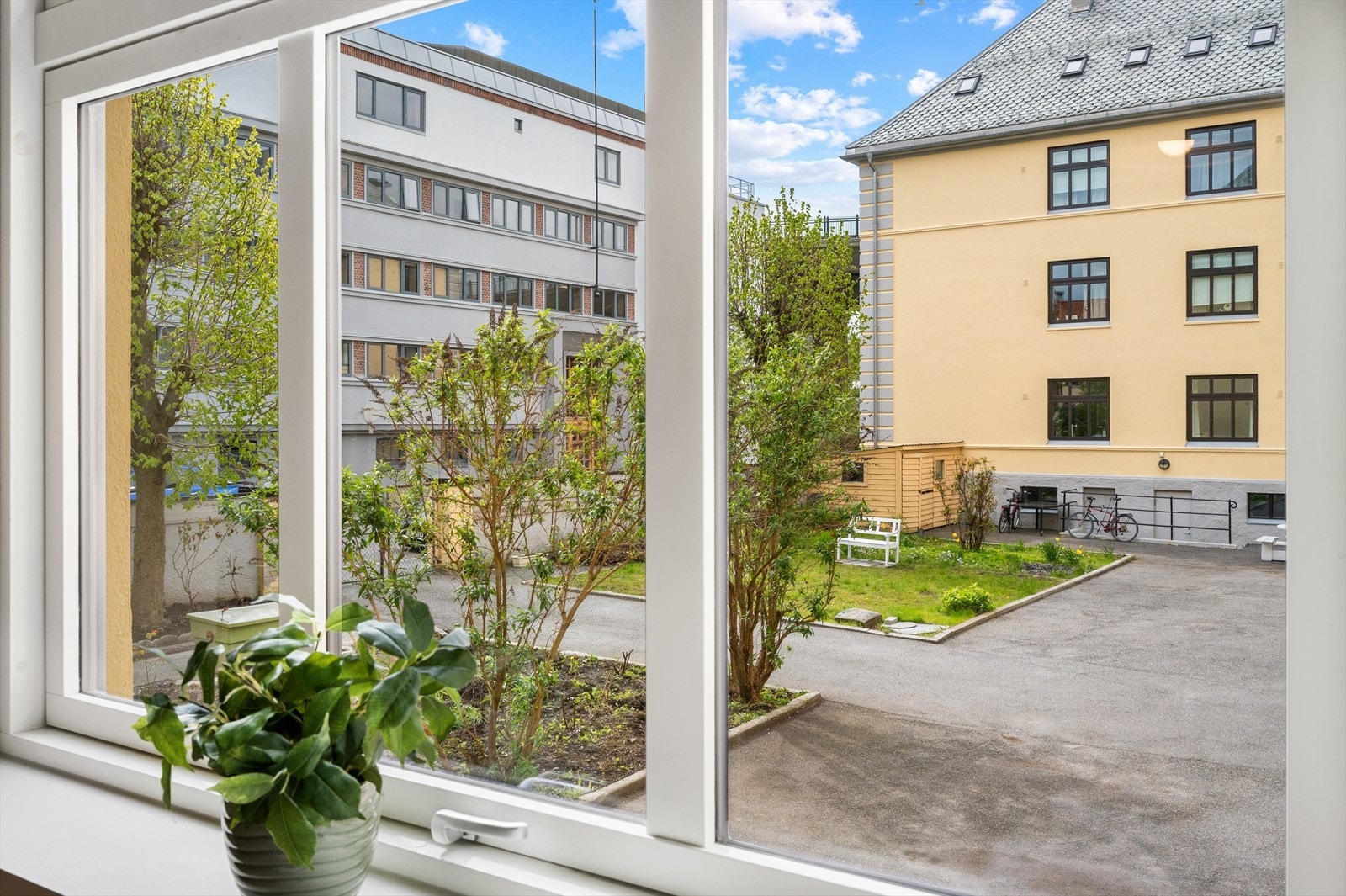- Utsyn mot en koselig felles bakgård - Galleribilde