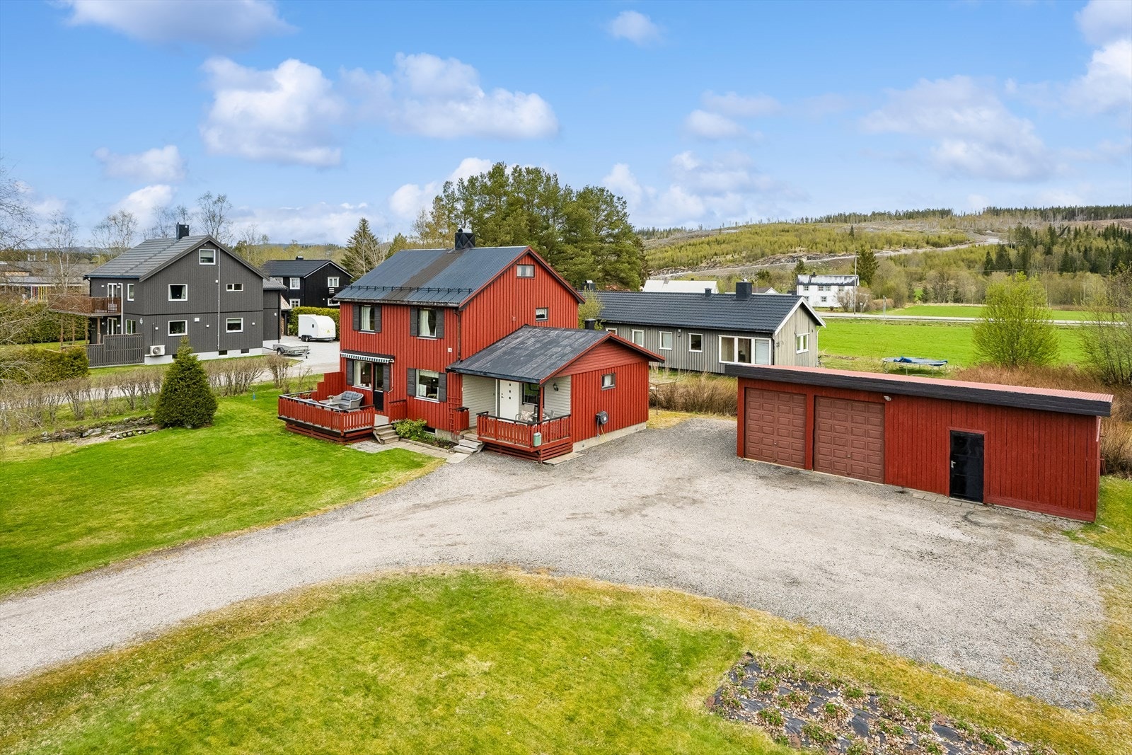 Eiendommen har en romslig og flat tomt (eiet tomt). Galleribilde