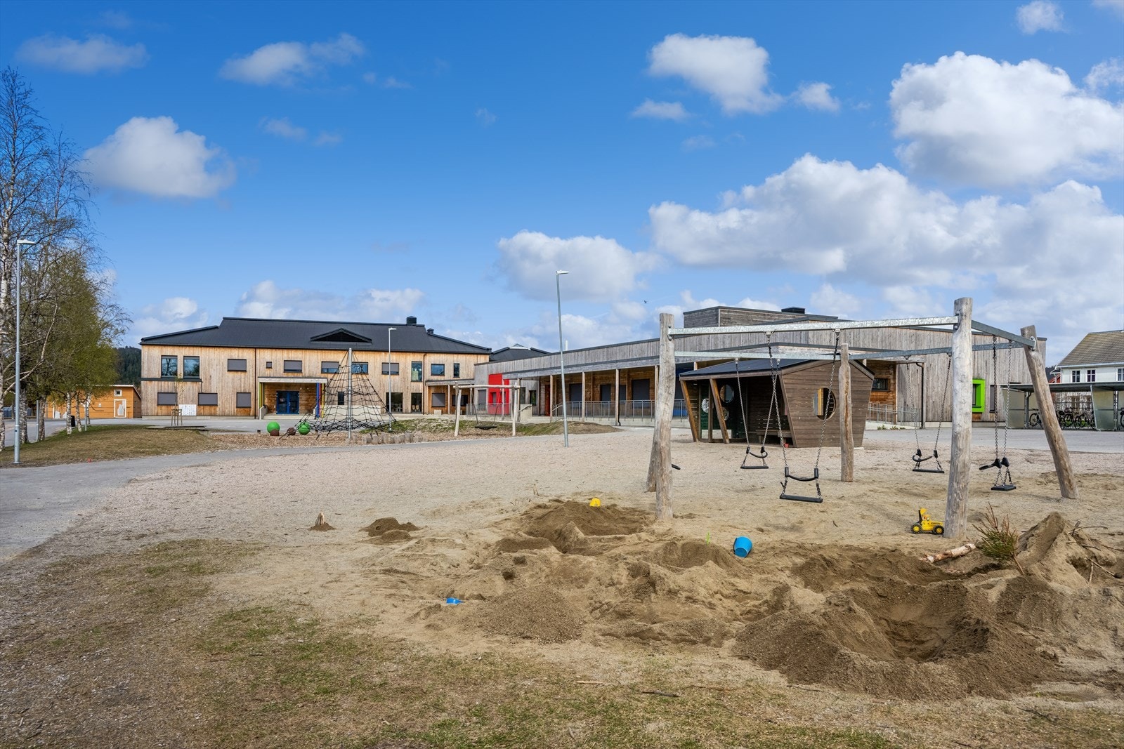 Eiendommen ligger 200 m fra Hunn barneskole. Galleribilde