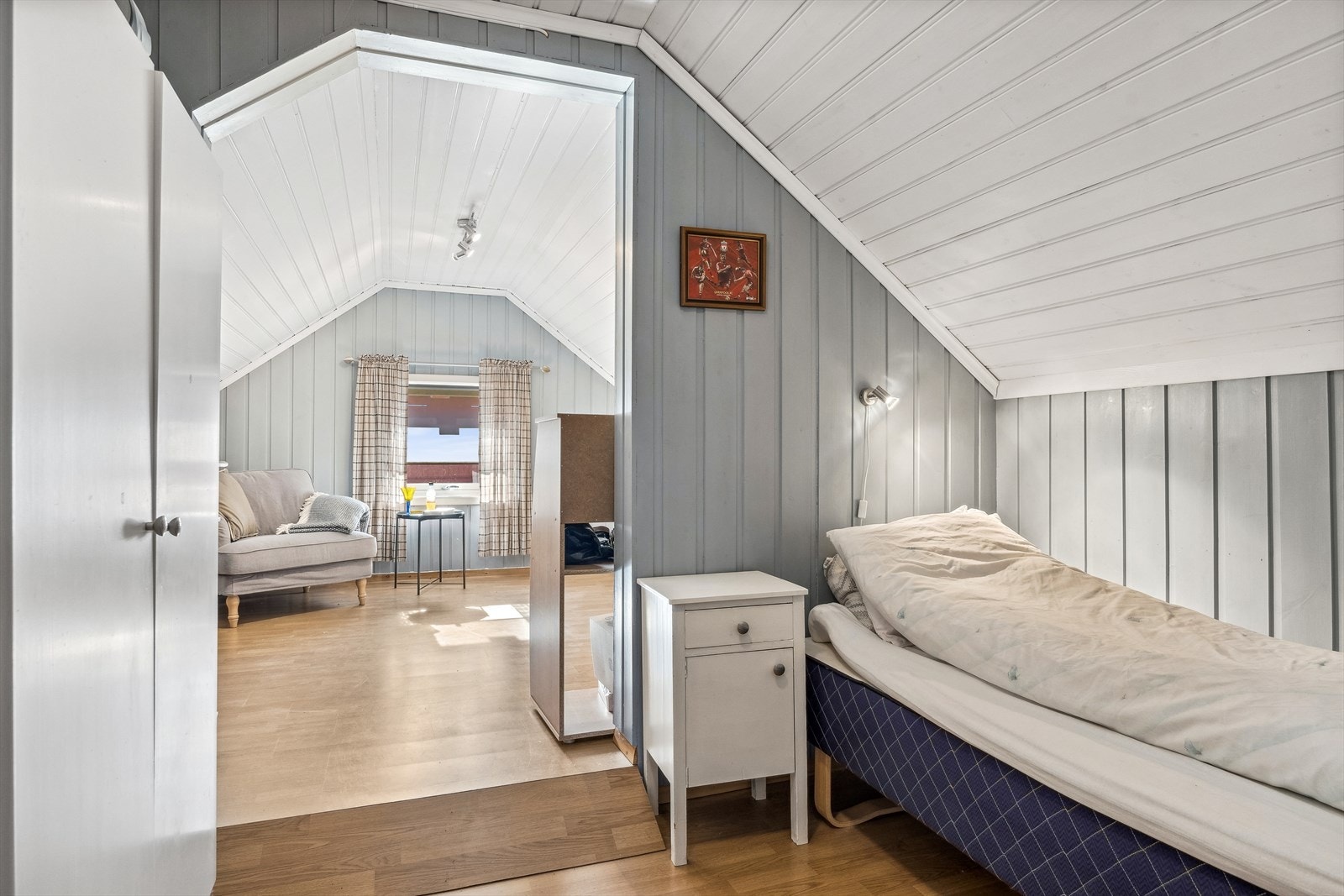 Gjennomgang/del av større soverom Galleribilde