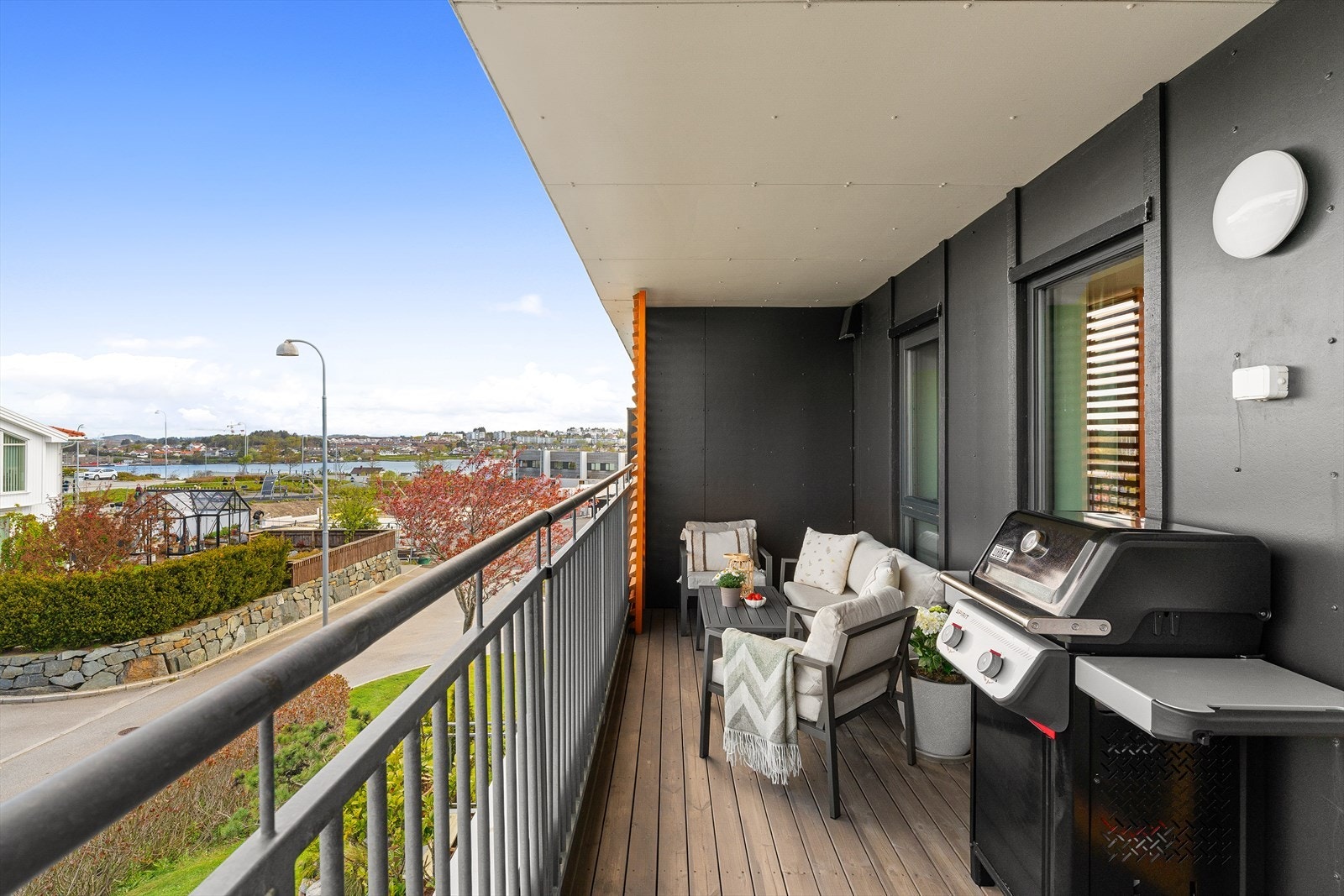 Balkongen på cirka 13 m² har god plass til både sittegruppe og grill. Galleribilde